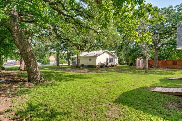 902 Travis Avenue, Alvarado, TX 76009