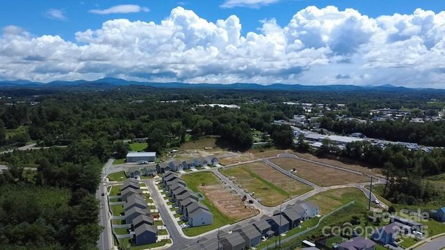 25 Caroline Valley Lane, Hendersonville, NC 28792