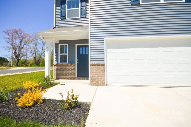 25 Caroline Valley Lane, Hendersonville, NC 28792