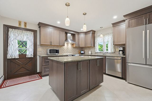 3 King St, Bristol, RI 02809