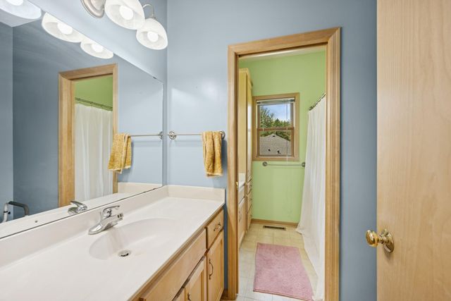 118 S Shannon Drive, Shakopee, MN 55379