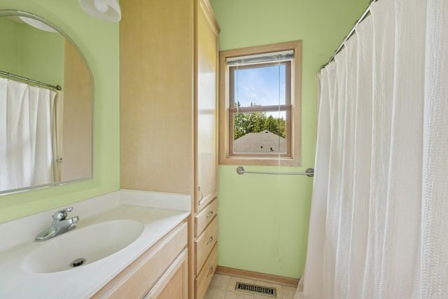 118 S Shannon Drive, Shakopee, MN 55379