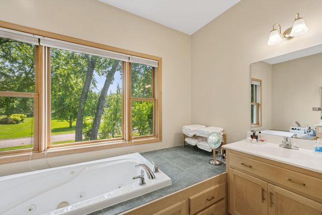 118 S Shannon Drive, Shakopee, MN 55379