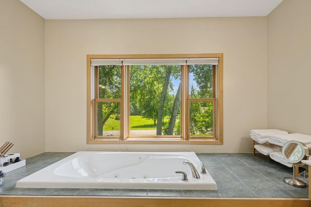118 S Shannon Drive, Shakopee, MN 55379