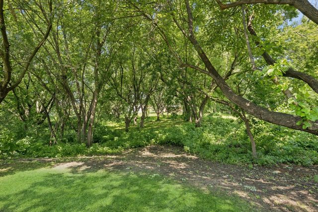 118 S Shannon Drive, Shakopee, MN 55379