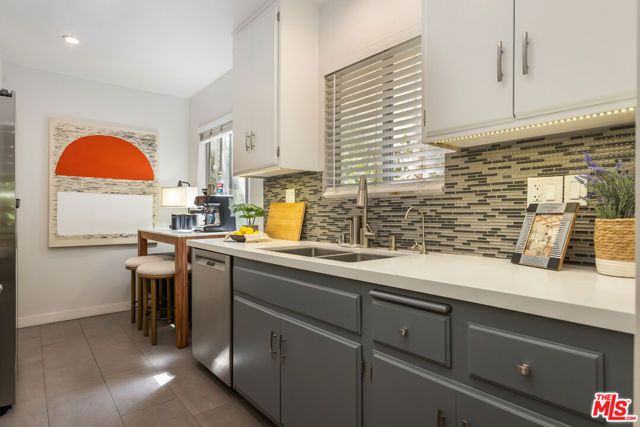 1045 N Kings Road 107, West Hollywood, CA 90069