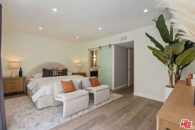 1045 N Kings Road 107, West Hollywood, CA 90069