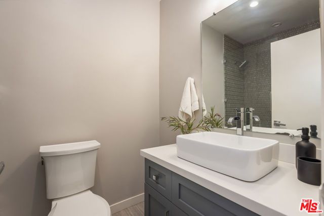 1045 N Kings Road 107, West Hollywood, CA 90069