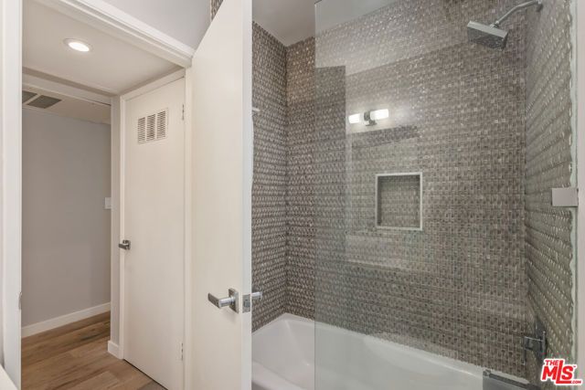 1045 N Kings Road 107, West Hollywood, CA 90069