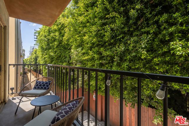 1045 N Kings Road 107, West Hollywood, CA 90069