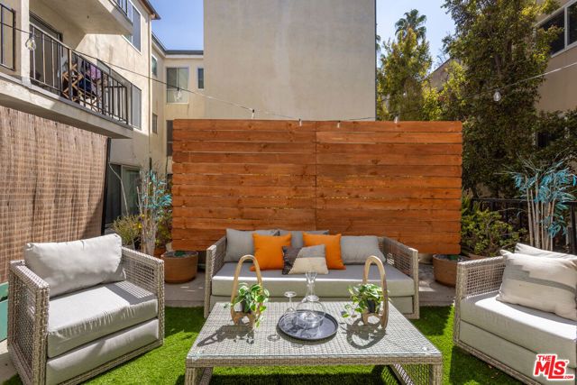 1045 N Kings Road 107, West Hollywood, CA 90069