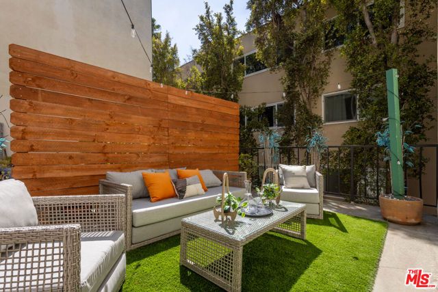 1045 N Kings Road 107, West Hollywood, CA 90069