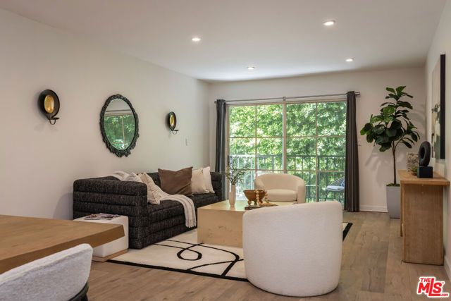 1045 N Kings Road 107, West Hollywood, CA 90069