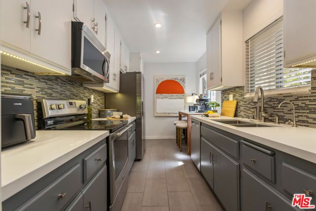 1045 N Kings Road 107, West Hollywood, CA 90069