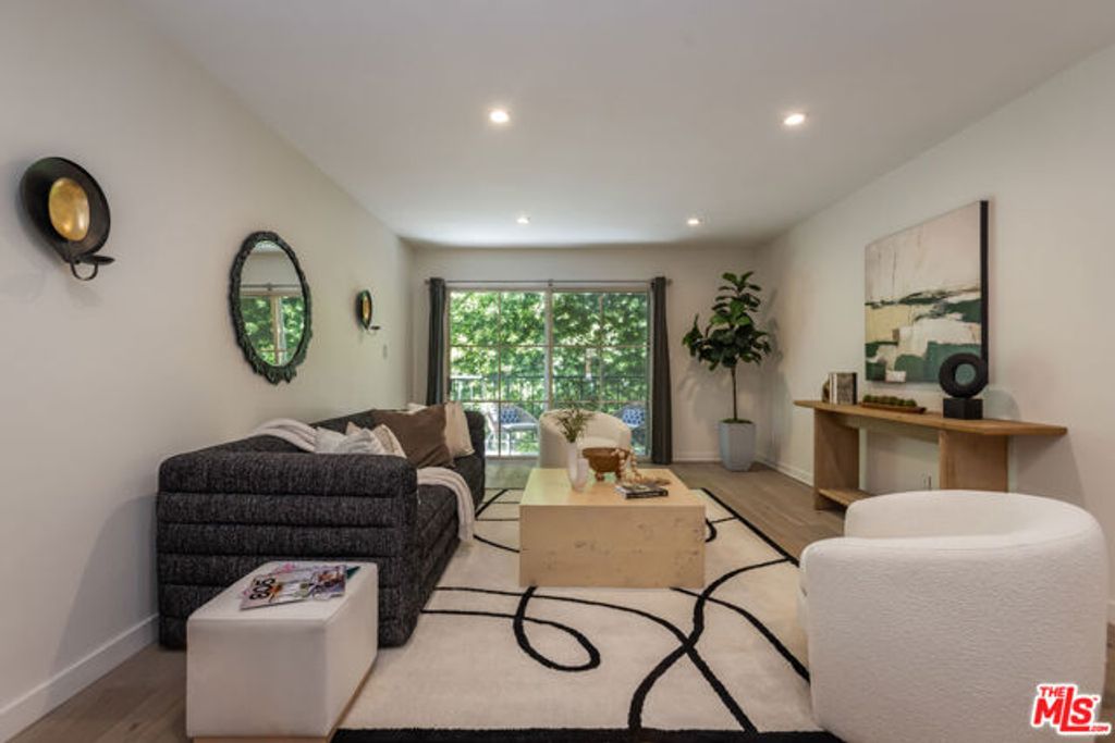 1045 N Kings Road 107, West Hollywood, CA 90069
