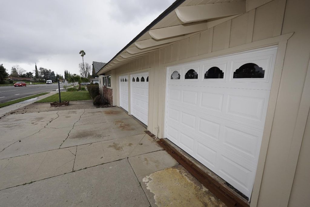 Image 7 of property listing at 6016 N Nantucket Avenue, Fresno, CA 93704