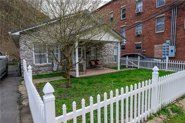 24 Peach Creek Road, Peach Creek, WV 25639