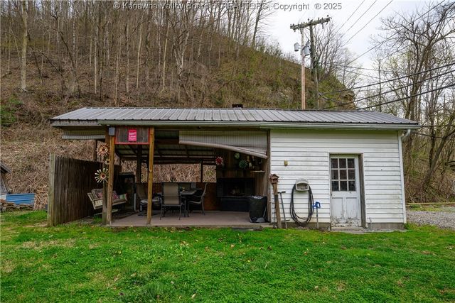 24 Peach Creek Road, Peach Creek, WV 25639