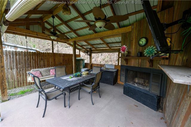 24 Peach Creek Road, Peach Creek, WV 25639