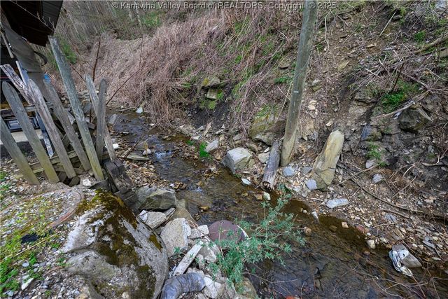 24 Peach Creek Road, Peach Creek, WV 25639