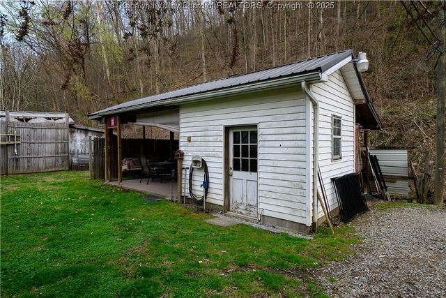 24 Peach Creek Road, Peach Creek, WV 25639