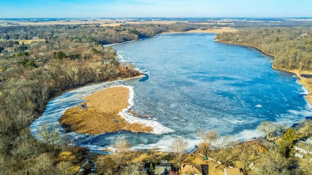 N6911 Lafayette LANE, Elkhorn, WI 53121