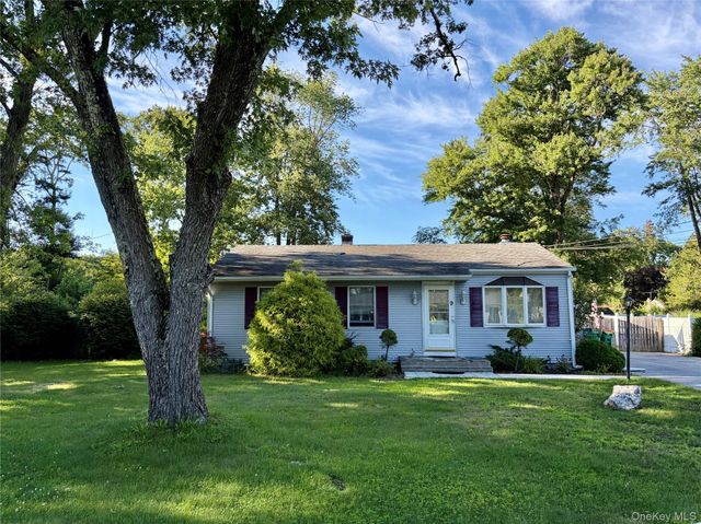 9 Ash Lane, Hyde Park, NY 12538