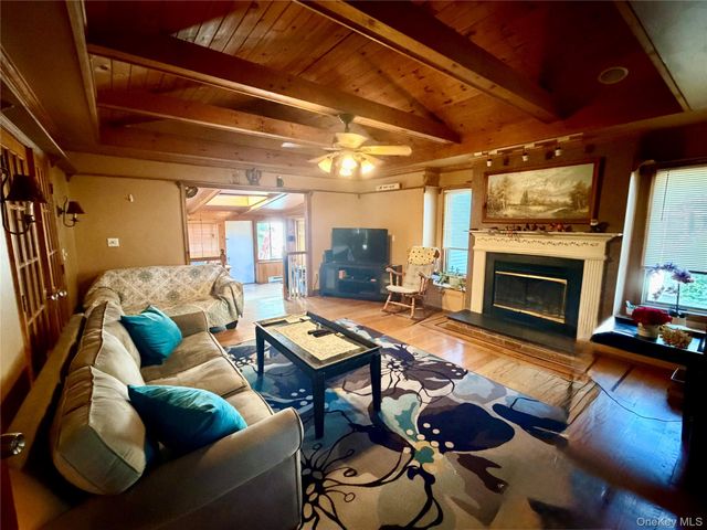 9 Ash Lane, Hyde Park, NY 12538