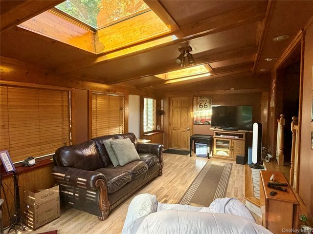 9 Ash Lane, Hyde Park, NY 12538
