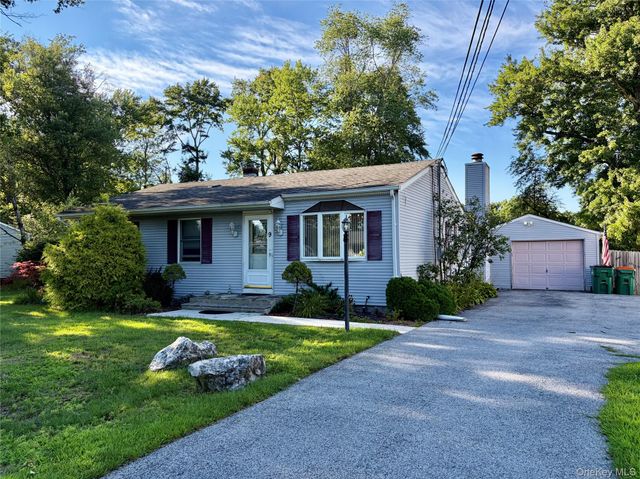 9 Ash Lane, Hyde Park, NY 12538