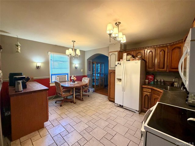 9 Ash Lane, Hyde Park, NY 12538