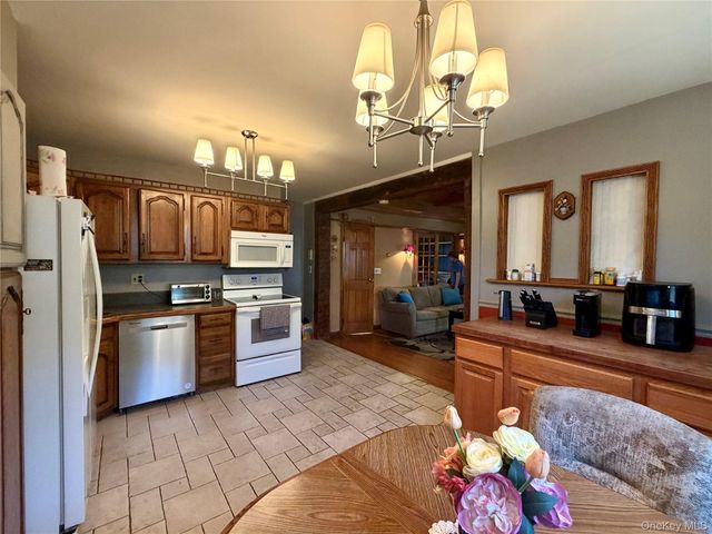 9 Ash Lane, Hyde Park, NY 12538