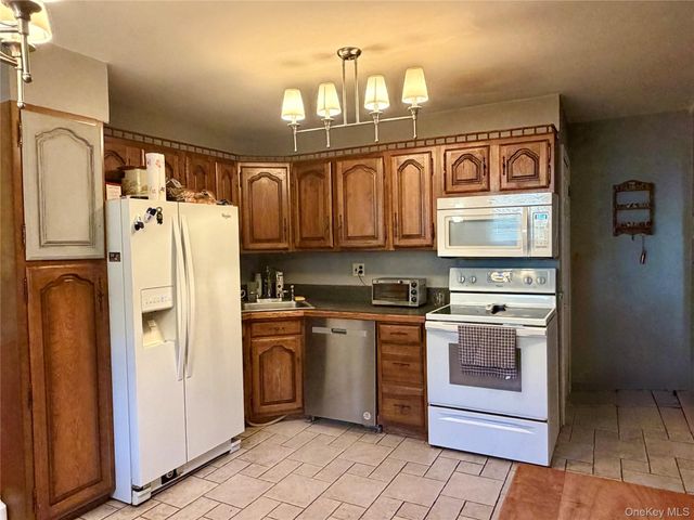 9 Ash Lane, Hyde Park, NY 12538