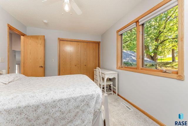 1909 W Ashley Cir Circle, Sioux Falls, SD 57104