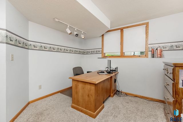 1909 W Ashley Cir Circle, Sioux Falls, SD 57104