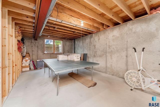 1909 W Ashley Cir Circle, Sioux Falls, SD 57104