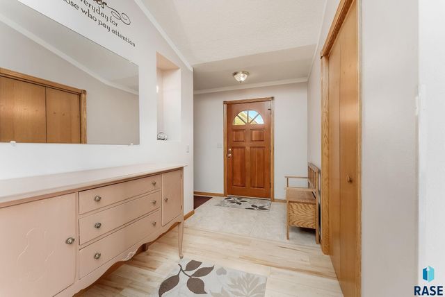 1909 W Ashley Cir Circle, Sioux Falls, SD 57104