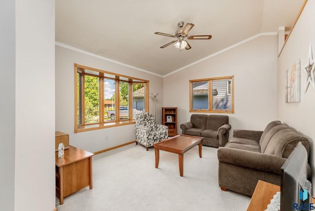 1909 W Ashley Cir Circle, Sioux Falls, SD 57104