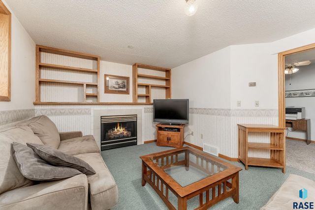 1909 W Ashley Cir Circle, Sioux Falls, SD 57104