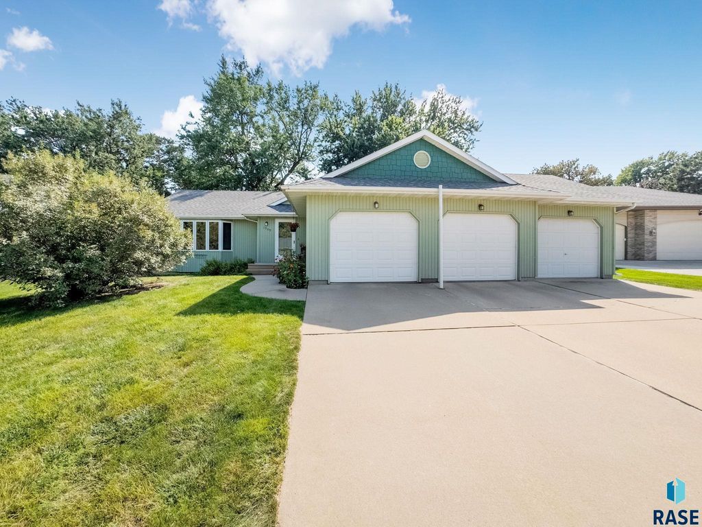 1909 W Ashley Cir Circle, Sioux Falls, SD 57104