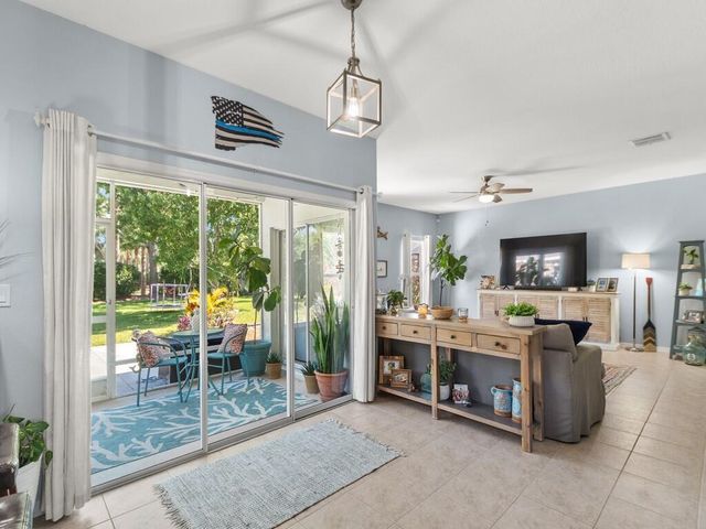 521 N Valencia Circle SW, Vero Beach, FL 32968