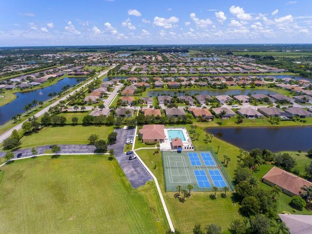 521 N Valencia Circle SW, Vero Beach, FL 32968