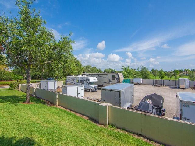 521 N Valencia Circle SW, Vero Beach, FL 32968