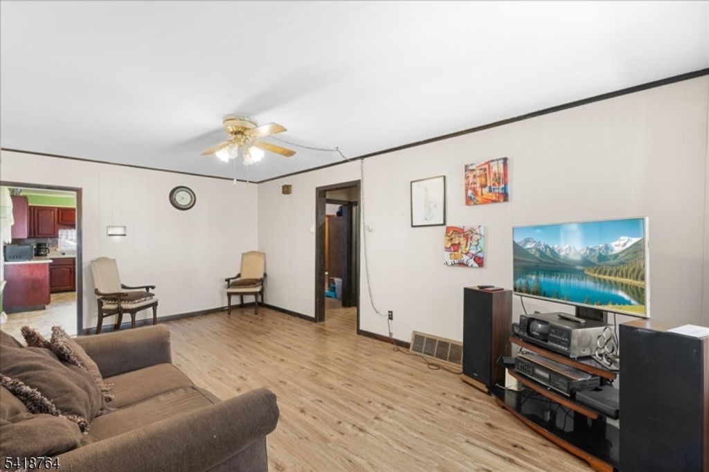 Image 5 of property listing at 21 Buttonwood Dr, Ewing Twp., NJ 08638