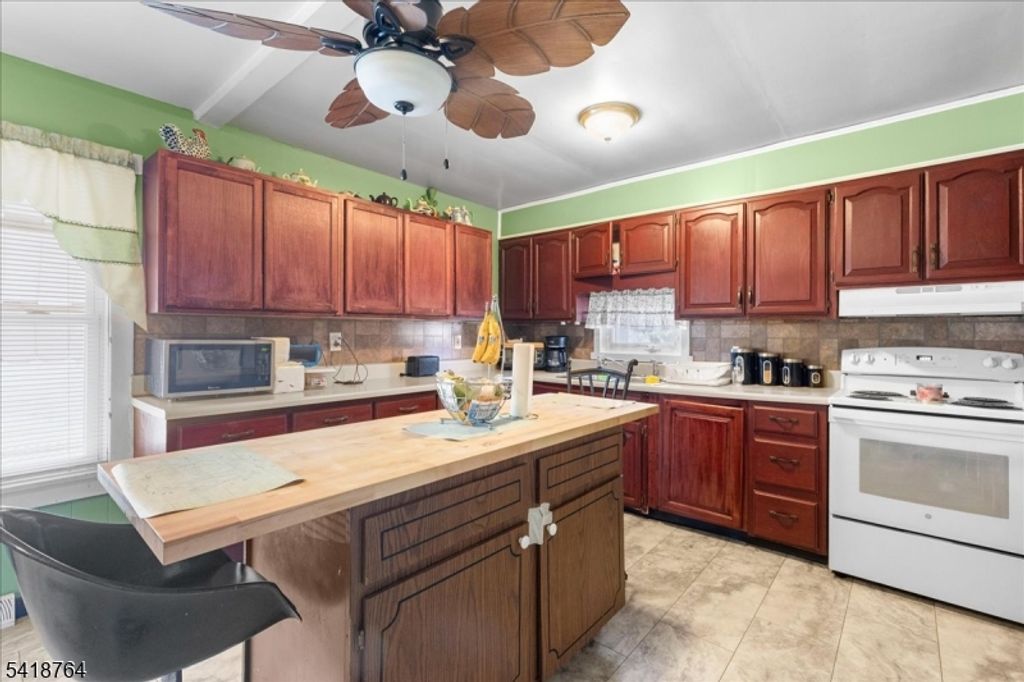 Image 7 of property listing at 21 Buttonwood Dr, Ewing Twp., NJ 08638