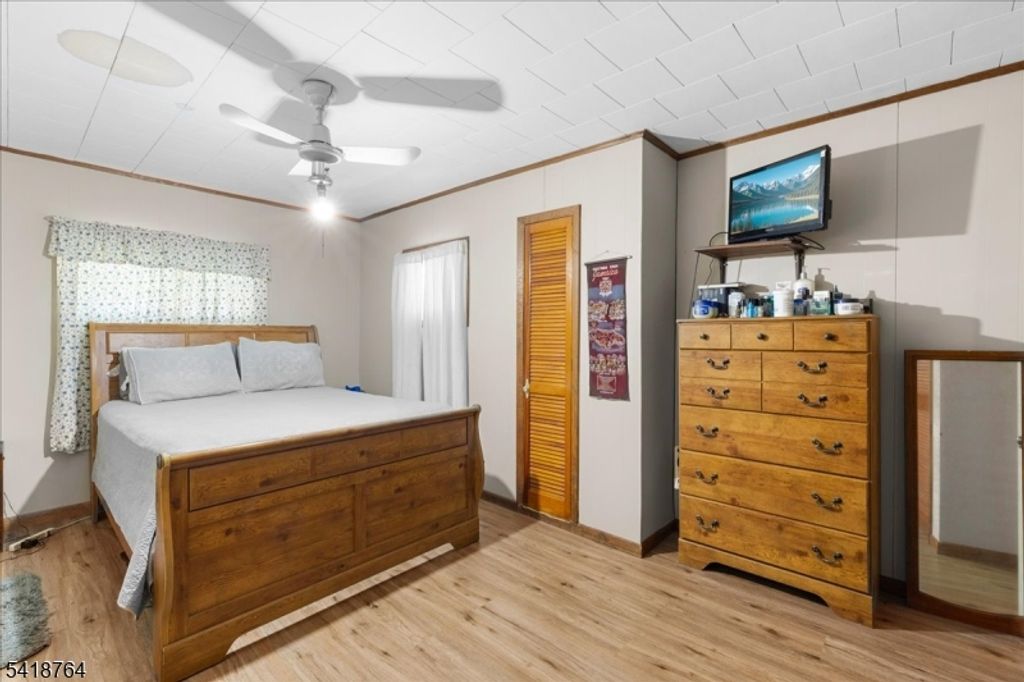 Image 9 of property listing at 21 Buttonwood Dr, Ewing Twp., NJ 08638