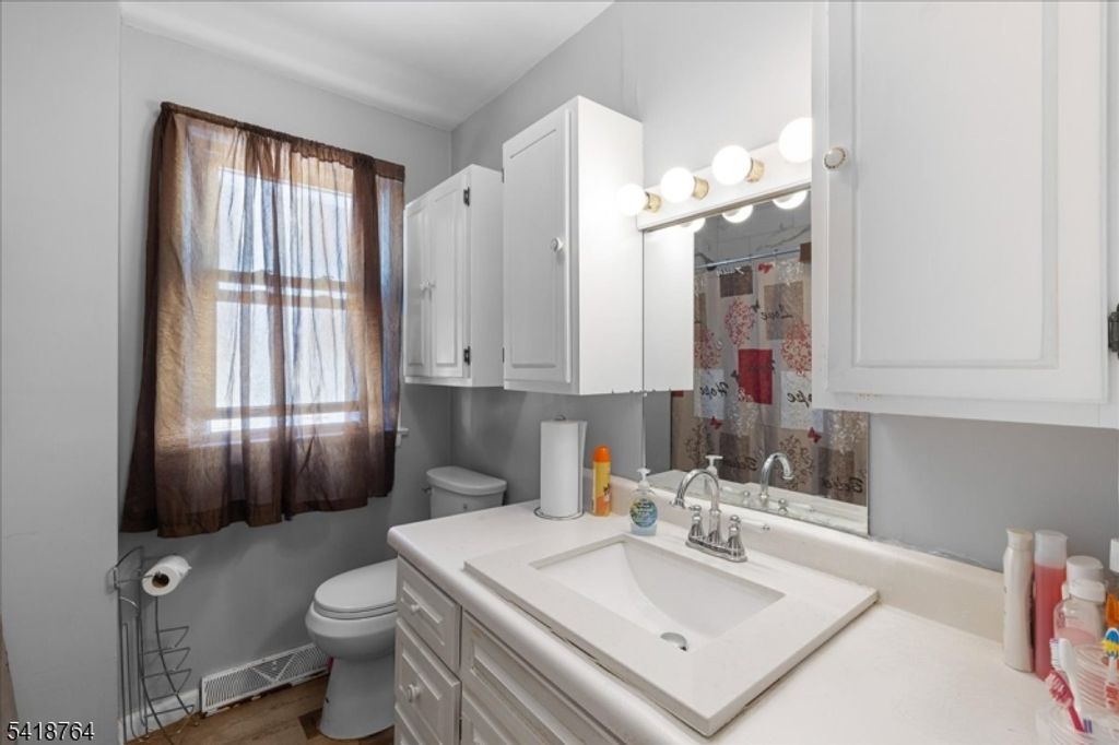 Image 10 of property listing at 21 Buttonwood Dr, Ewing Twp., NJ 08638