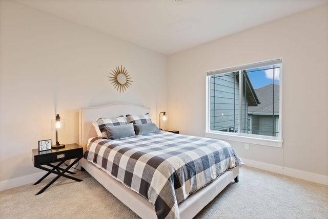 920 Cinnamon Teal Drive, Redmond, OR 97756