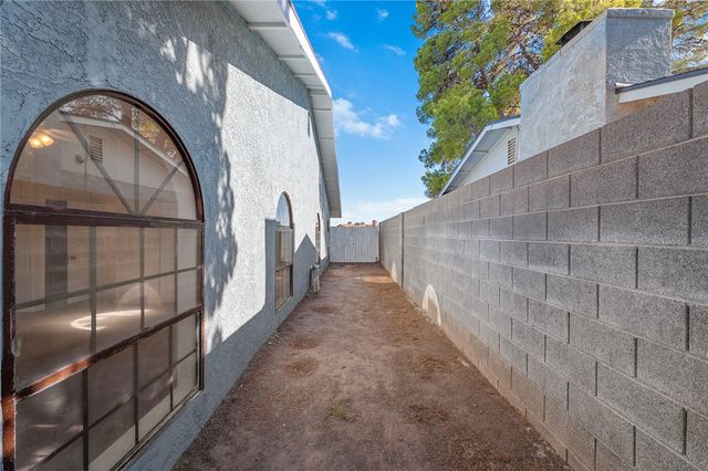 985 Crestwood Drive, Kingman, AZ 86409