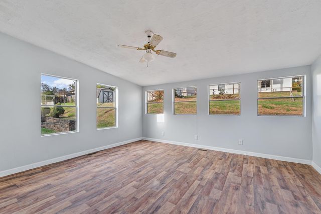 3981 E 39th Street, Nitro, WV 25143